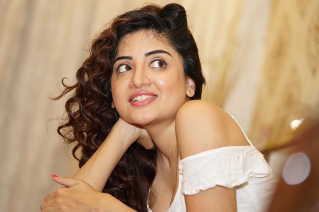 Poonam kaur Latest Instagram Pictures